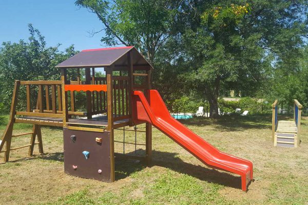 jeux enfant camping ferme 600x400 - Small family campsites in France | Pool and slowlife
