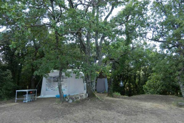 emplacement camping ombre 600x400 - Camping in France with own tent or caravan | Photo gallery