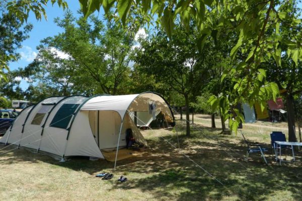 petit camping grand emplacement 600x400 - Camping in France with own tent or caravan | Photo gallery