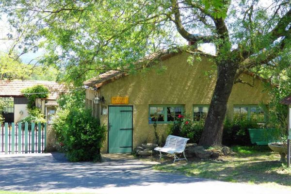 acceuil camping ferme piscine 600x400 - Camping in France with own tent or caravan | Photo gallery