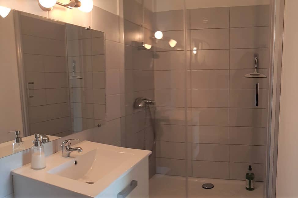 Familiekamer te huur in Alès | Kamer 2/5p chambre hote douche - Familiekamer te huur in Alès | Kamer 2/5p