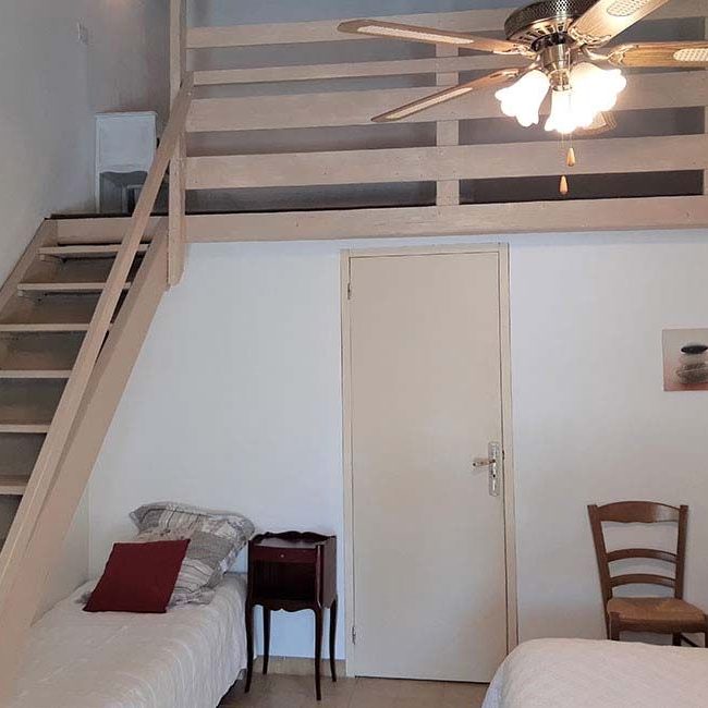 escalier mezzanine chambre 650x650 - Familiekamer te huur in Alès | Kamer 2/5p