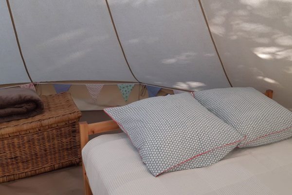 location tente lit 600x400 - Bell tent huren in Frankrijk  | Glamping Cevennes