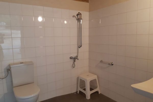 sanitaire pmr aire naturelle 600x400 - Camping in France with own tent or caravan | Photo gallery