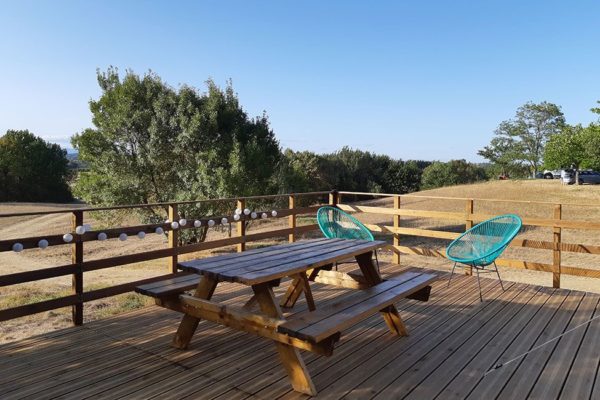 terrasse location tente 600x400 - Bell tent huren in Frankrijk  | Glamping Cevennes