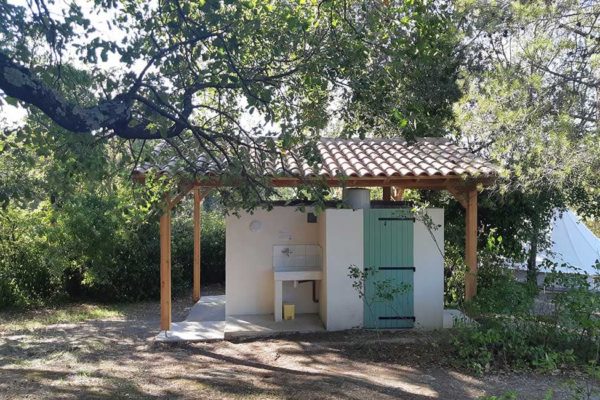 sanitaires tipi camping 600x400 - Camping à la ferme Cévennes