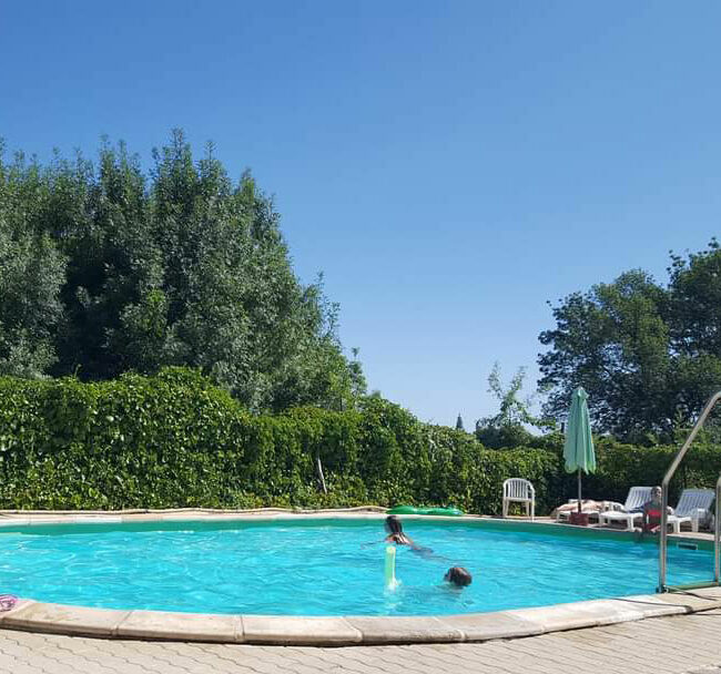 Piscine chambre hote familiale 650x608 - Familiekamer te huur in Alès | Kamer 2/5p