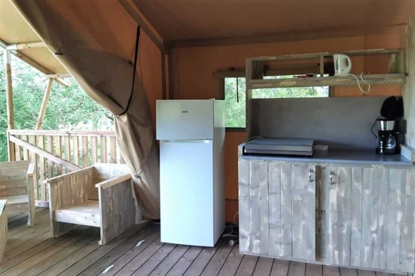cuisine tente safari 600x400 - Glamping voor Gezinnen in de Cevennen: Luxe Safaritent Huren in Zuid-Frankrijk