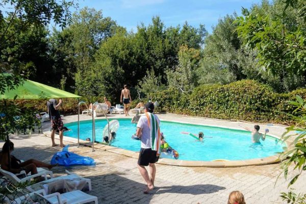 camping ferme piscine 600x400 - Kleine camping Zuid Frankrijk met zwembad