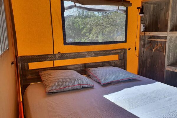 chambre parentale safari 600x400 - Glamping voor Gezinnen in de Cevennen: Luxe Safaritent Huren in Zuid-Frankrijk