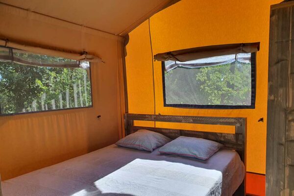 chambre safari camping nature 600x400 - Hébergement insolite en famille | Tente Safari en Cévennes