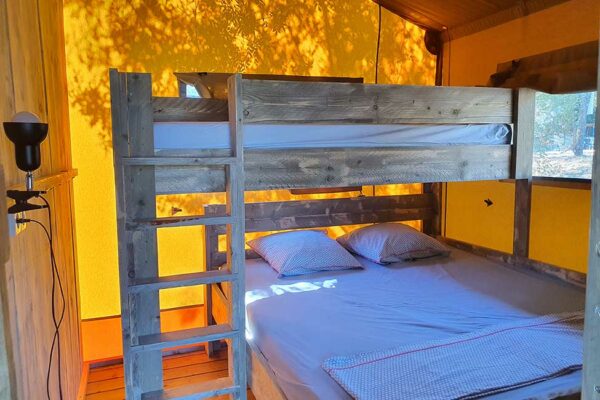 chambre safari nature cevennes 600x400 - Family Glamping South of France | Safari tent