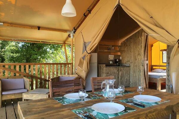 location tente cevennes 600x400 - Glamping voor Gezinnen in de Cevennen: Luxe Safaritent Huren in Zuid-Frankrijk