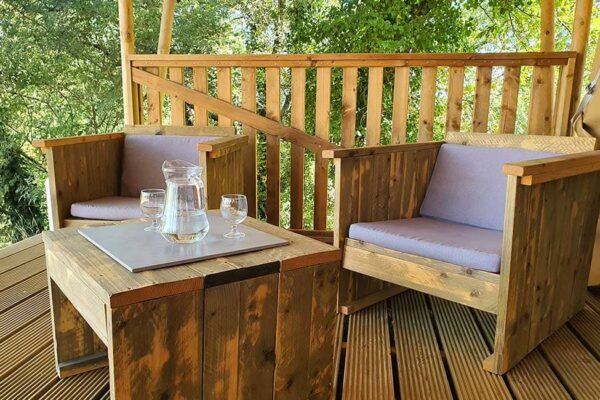 terrasse safari camping nature 600x400 - Glamping voor Gezinnen in de Cevennen: Luxe Safaritent Huren in Zuid-Frankrijk