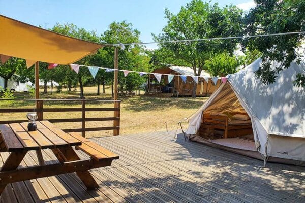 terrasse tipi ombre 600x400 - Bell tent huren in Frankrijk  | Glamping Cevennes