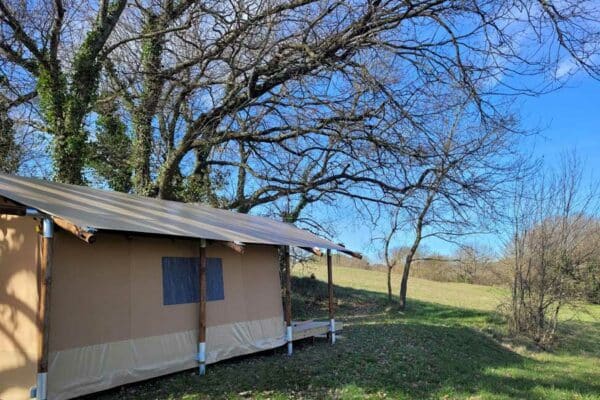 mini tente safari cevennes 600x400 - Louer une tente aménagée | Glamping couple en Cevennes