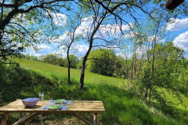 tente safari couple 600x400 - Louer une tente aménagée | Glamping couple en Cevennes