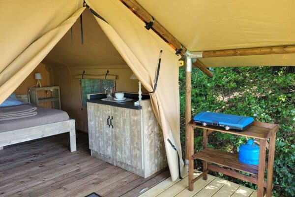 cuisine mini safari cevennes 600x400 - Louer une tente aménagée | Glamping couple en Cevennes