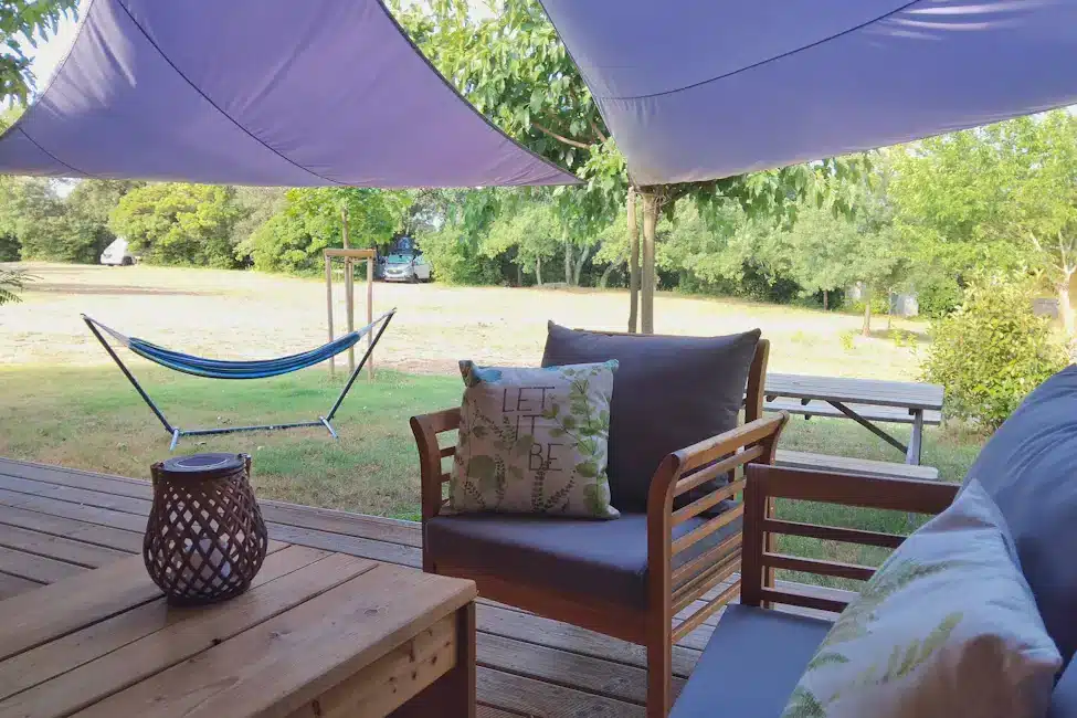 terras familie safaritent - Tente safari familiale C&eacute;vennes | Glamping en famille &ndash; Mas Cauvy