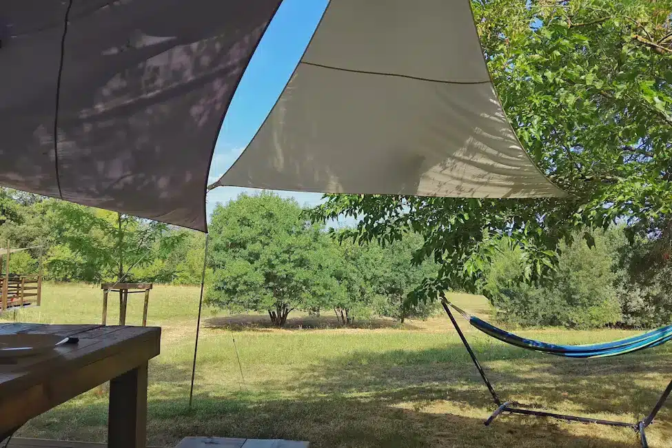 uitzicht familie safaritent - Tente safari familiale C&eacute;vennes | Glamping en famille &ndash; Mas Cauvy